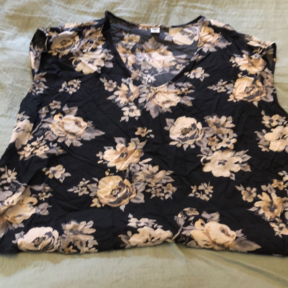 Floral sleeveless blouse!